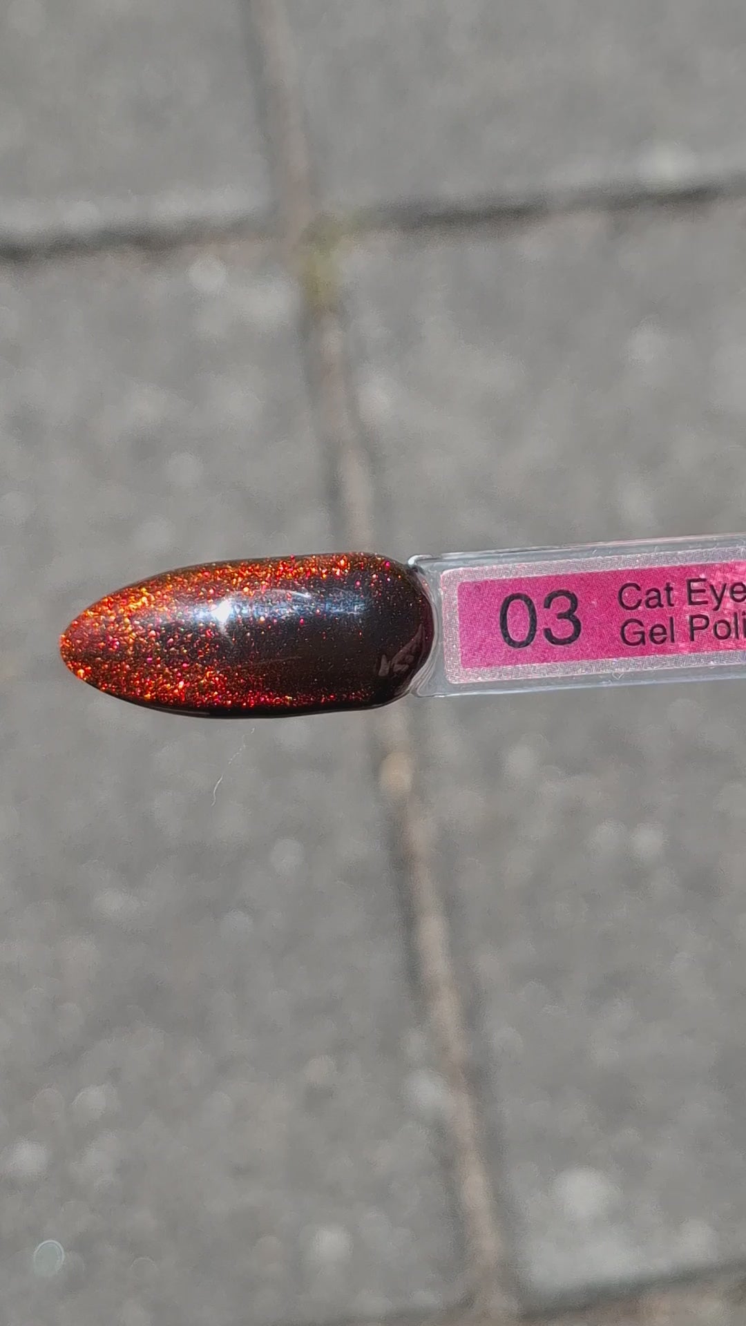 Quida Cat Eye Gelpolish 3 Wish - magnetisch donkerrood cat eye-effect gelpolish aangebracht op nagels met magneet in het zonlicht, 15ml