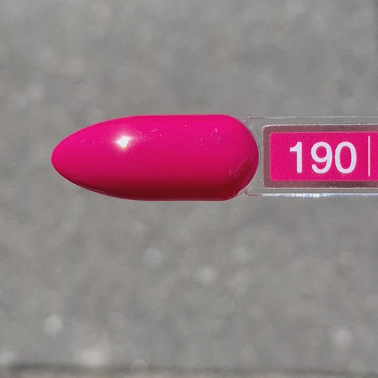 Quida Gelpolish 190 Cranberry - diepe rijke cranberry-paars gelpolish aangebracht op nagels in de zon, 15ml