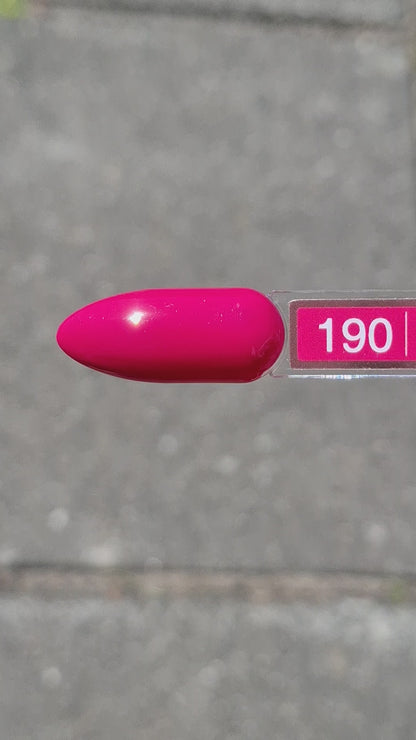 Quida Gelpolish 190 Cranberry - diepe rijke cranberry-paars gelpolish aangebracht op nagels in de zon, 15ml