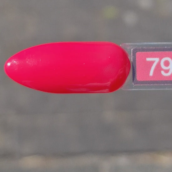 Quida Gelpolish 79 Lellebel - bijna neon oranje-rood-roze gelpolish aangebracht op nagels, 15ml