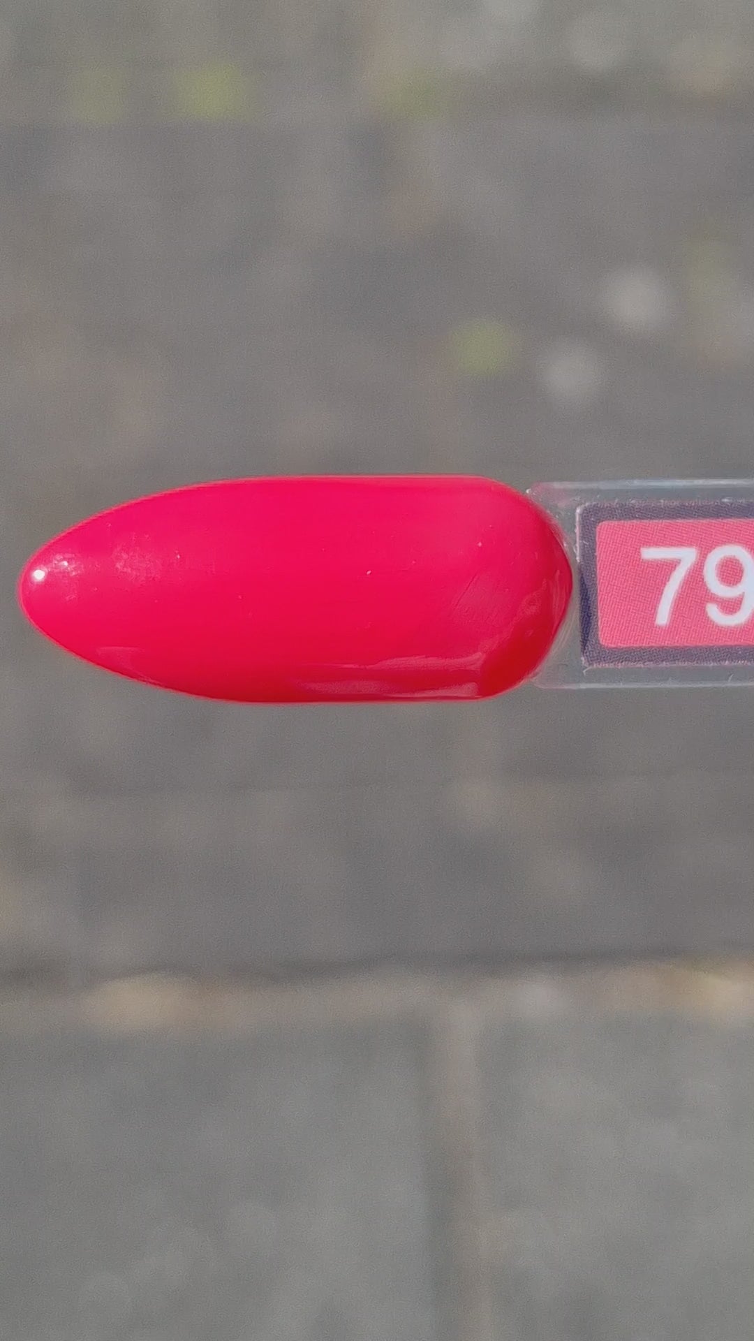 Quida Gelpolish 79 Lellebel - bijna neon oranje-rood-roze gelpolish aangebracht op nagels, 15ml