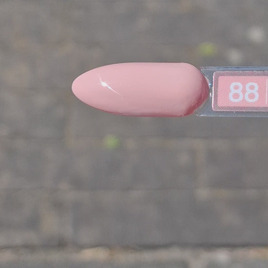 Quida Gelpolish 88 First Kiss - zachte baby roze gelpolish aangebracht op nagels, 15ml