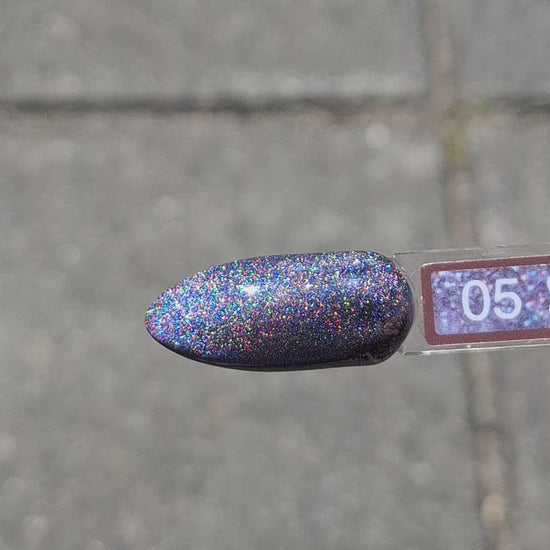 Quida Cat Eye Gelpolish 5 Spark - magnetisch lichtblauw roze cat eye-effect gelpolish aangebracht op nagels met magneet in het zonlicht, 15ml