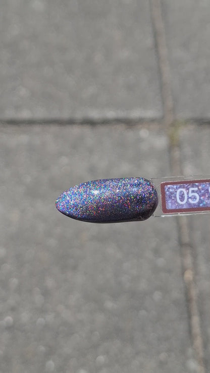 Quida Cat Eye Gelpolish 5 Spark - magnetisch lichtblauw roze cat eye-effect gelpolish aangebracht op nagels met magneet in het zonlicht, 15ml