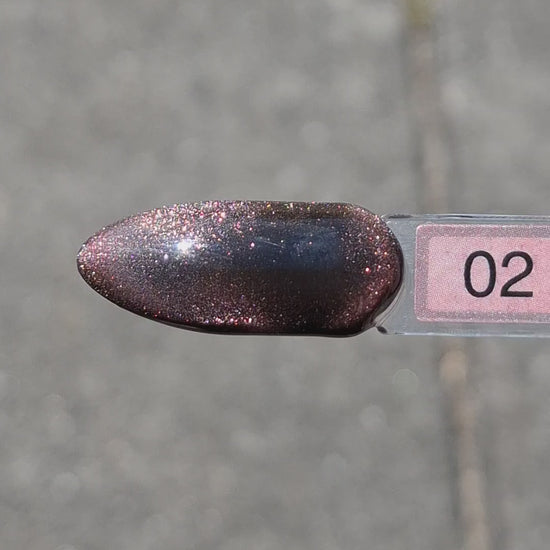 Quida Cat Eye Gelpolish 2 Bell - magnetisch oud-roze cat eye-effect gelpolish aangebracht op nagels met magneet in het zonlicht, 15ml