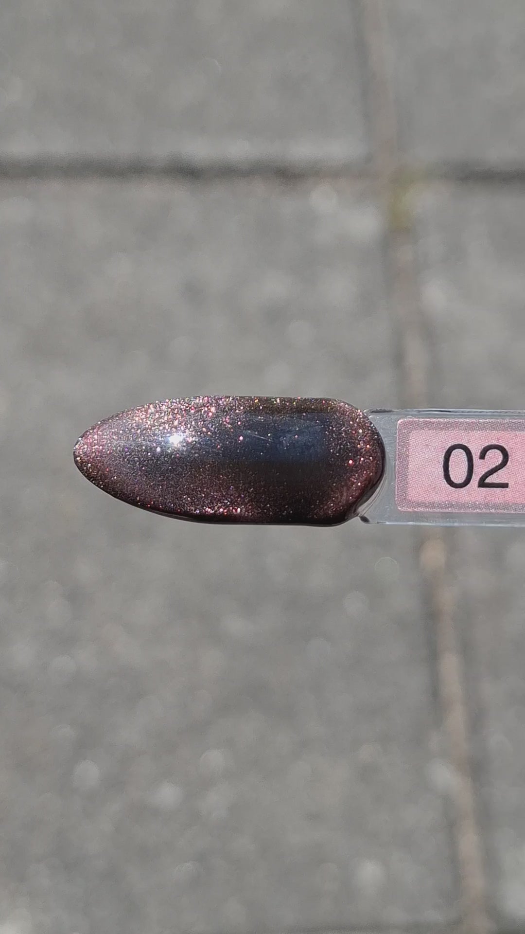 Quida Cat Eye Gelpolish 2 Bell - magnetisch oud-roze cat eye-effect gelpolish aangebracht op nagels met magneet in het zonlicht, 15ml