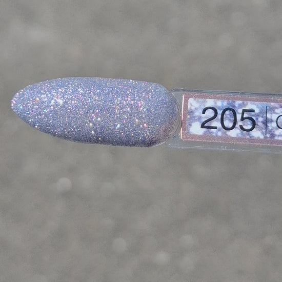 Quida Gelpolish 205 Gleam Theory - zilver met blauwe glitter gelpolish aangebracht op nagels in het zonlicht, 15ml