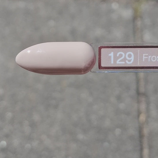 Quida Gelpolish 129 Frosted Silk - perfecte nude-roze gelpolish aangebracht op nagels, 15ml