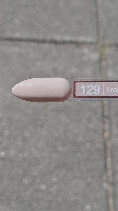 Quida Gelpolish 129 Frosted Silk - perfecte nude-roze gelpolish aangebracht op nagels, 15ml
