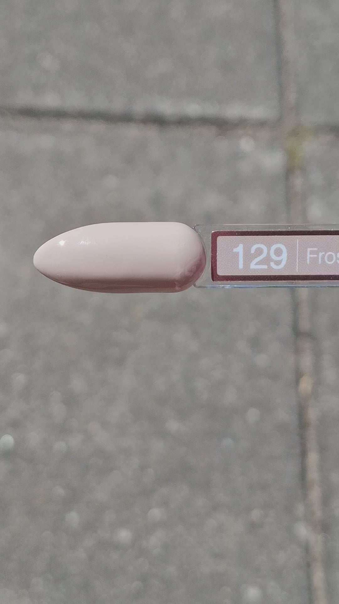 Quida Gelpolish 129 Frosted Silk - perfecte nude-roze gelpolish aangebracht op nagels, 15ml