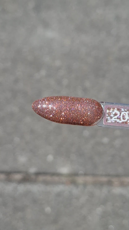 Quida Gelpolish 208 Aura Glow - warm bruin-brons met fijne glitter gelpolish aangebracht op nagels in het zonlicht, 15ml