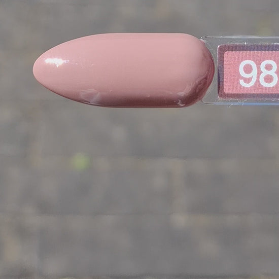 Quida Gelpolish 98 Silk Nude - warme roze-nude gelpolish aangebracht op nagels, 15ml