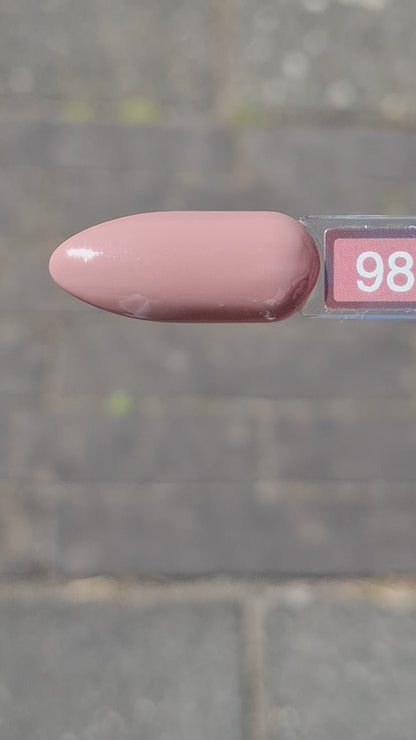 Quida Gelpolish 98 Silk Nude - warme roze-nude gelpolish aangebracht op nagels, 15ml