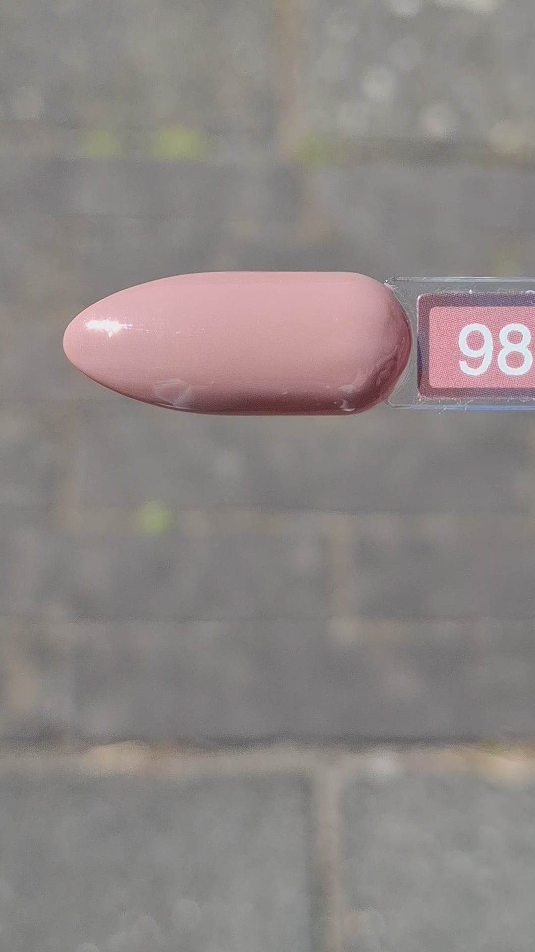 Quida Gelpolish 98 Silk Nude - warme roze-nude gelpolish aangebracht op nagels, 15ml