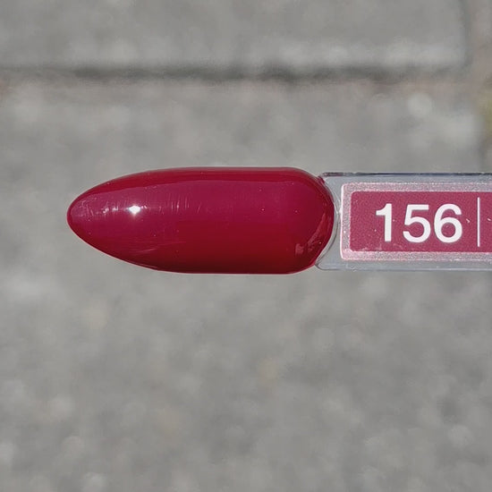 Quida Gelpolish 156 Scarlet Secret - diep donkerrode gelpolish aangebracht op nagels in de zon, 15ml