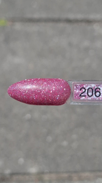 Quida Gelpolish 206 Crystal Crush - warm roze met mauve-paarse glitter gelpolish aangebracht op nagels in het zonlicht, 15ml