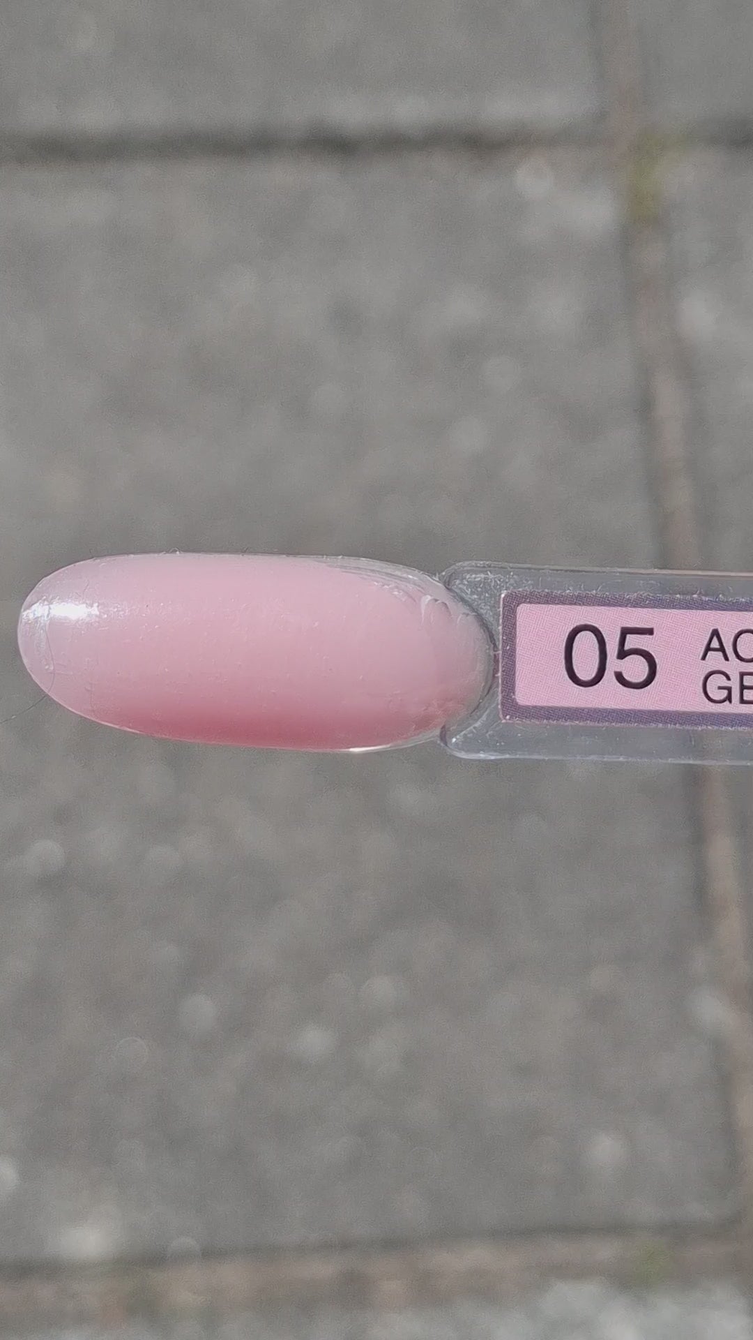 Quida Acrylgel 5 Sunna - warm diep roze acrylgel tube 60gr in het zonlicht, textuur en consistentie zichtbaar