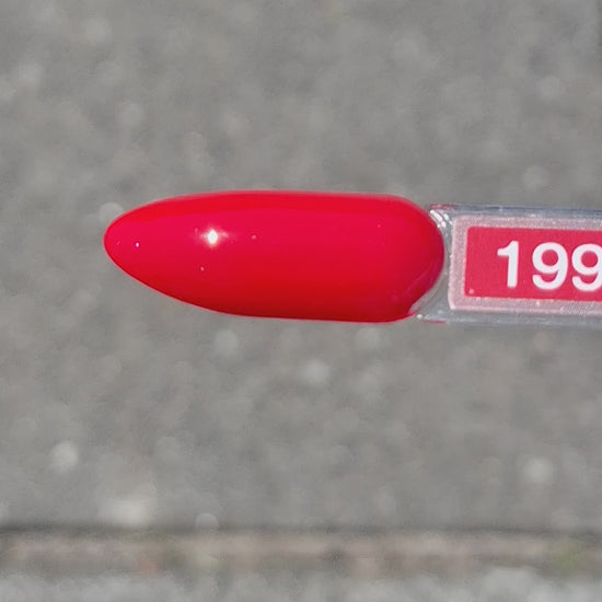 Quida Gelpolish 199 Crimson Chic - diepe donkere kersrood gelpolish aangebracht op nagels in de zon, 15ml