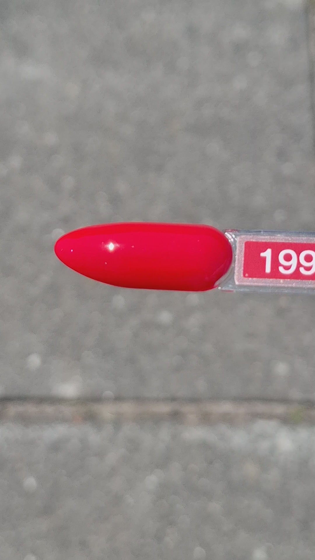 Quida Gelpolish 199 Crimson Chic - diepe donkere kersrood gelpolish aangebracht op nagels in de zon, 15ml
