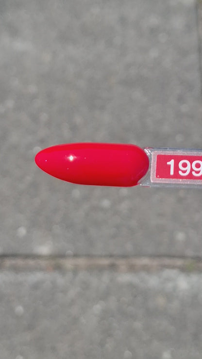Quida Gelpolish 199 Crimson Chic - diepe donkere kersrood gelpolish aangebracht op nagels in de zon, 15ml