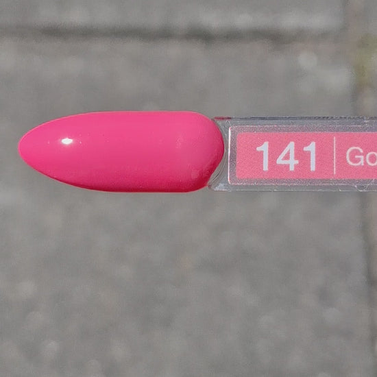 Quida Gelpolish 141 Golden Coral - helder intens fuchsia-roze gelpolish aangebracht op nagels, 15ml