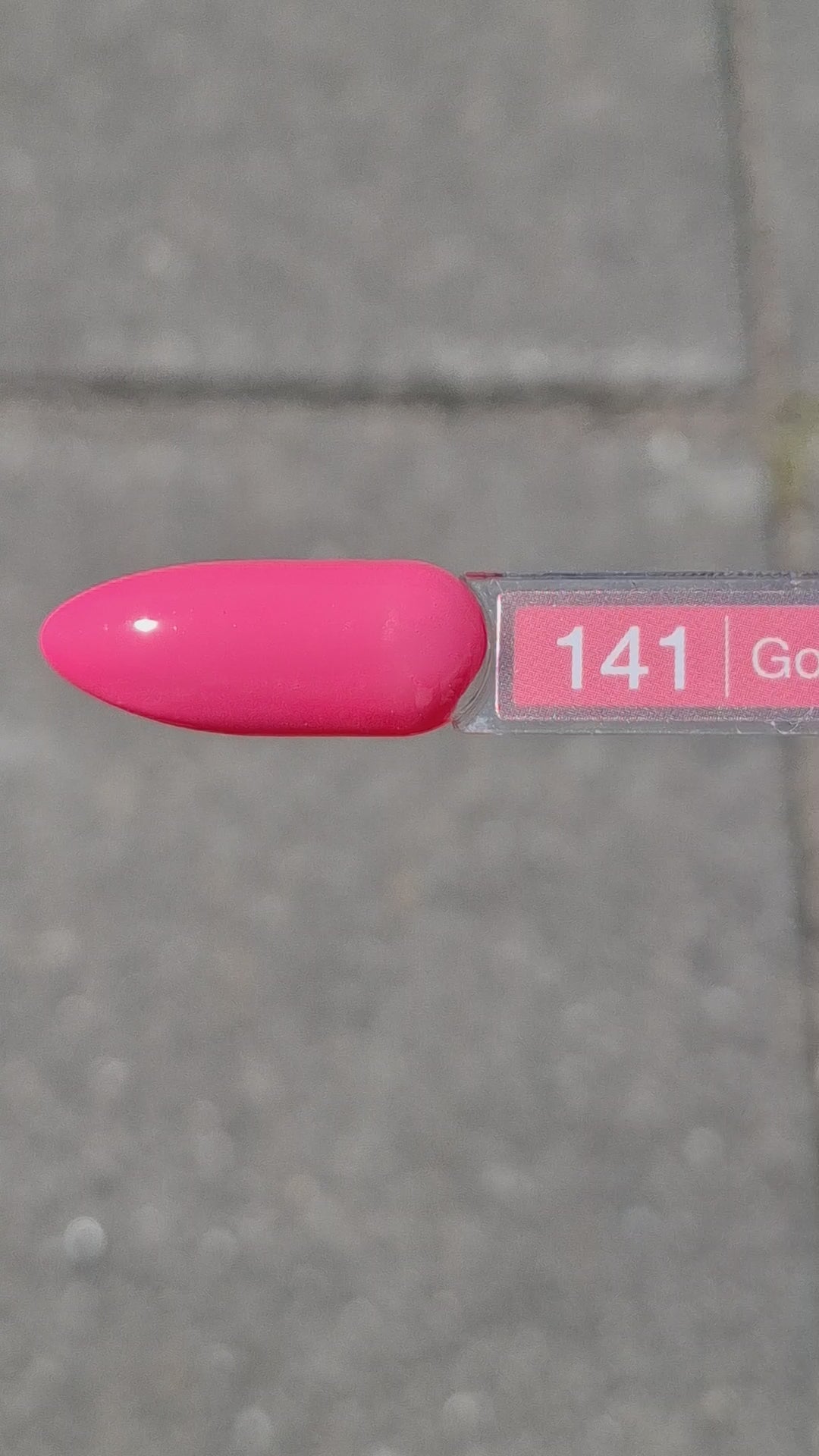 Quida Gelpolish 141 Golden Coral - helder intens fuchsia-roze gelpolish aangebracht op nagels, 15ml