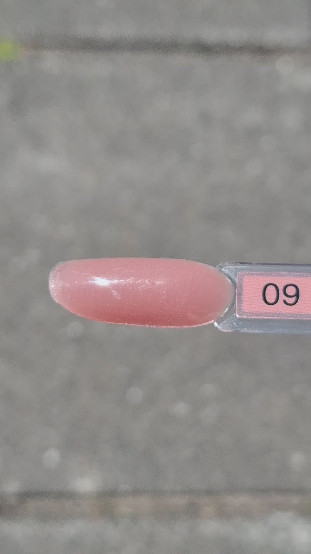 Quida Acrylgel 9 Zoë - diepe roodbruin acrylgel tube 60gr in het zonlicht, textuur en consistentie zichtbaar