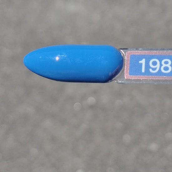 Quida Gelpolish 198 Stormy Graden - helder levendig korenbloemblauw gelpolish aangebracht op nagels in de zon, 15ml