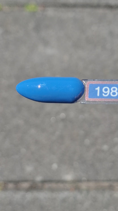 Quida Gelpolish 198 Stormy Graden - helder levendig korenbloemblauw gelpolish aangebracht op nagels in de zon, 15ml