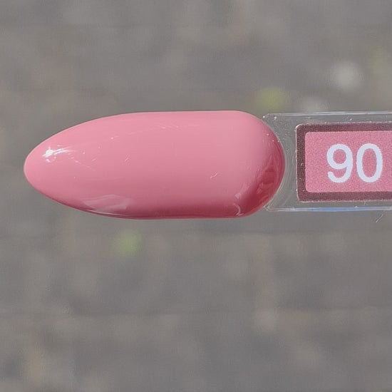 Quida Gelpolish 90 Soft Allure - zachte mauve-nude gelpolish aangebracht op nagels, 15ml
