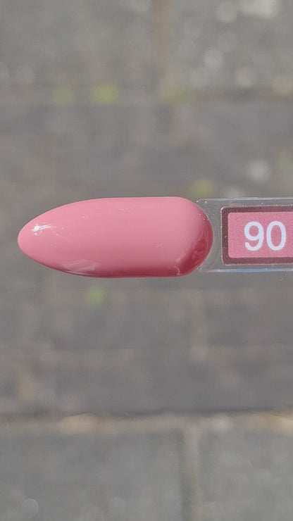 Quida Gelpolish 90 Soft Allure - zachte mauve-nude gelpolish aangebracht op nagels, 15ml