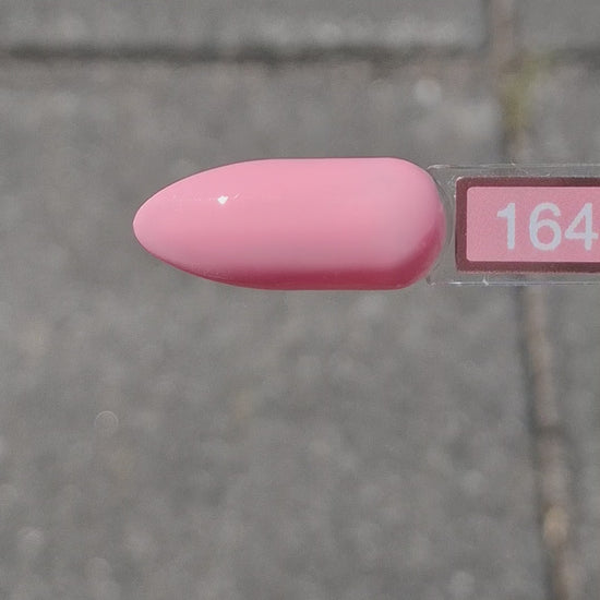 Quida Gelpolish 164 Rose Glow - warm helder bubblegum-roze gelpolish aangebracht op nagels in de zon, 15ml