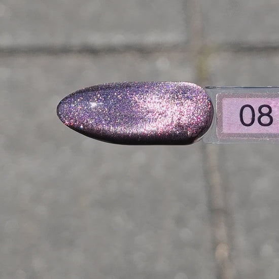 Quida Cat Eye Gelpolish 8 Mystic Plum - magnetisch donkerpaars cat eye-effect gelpolish aangebracht op nagels met magneet in het zonlicht, 15ml