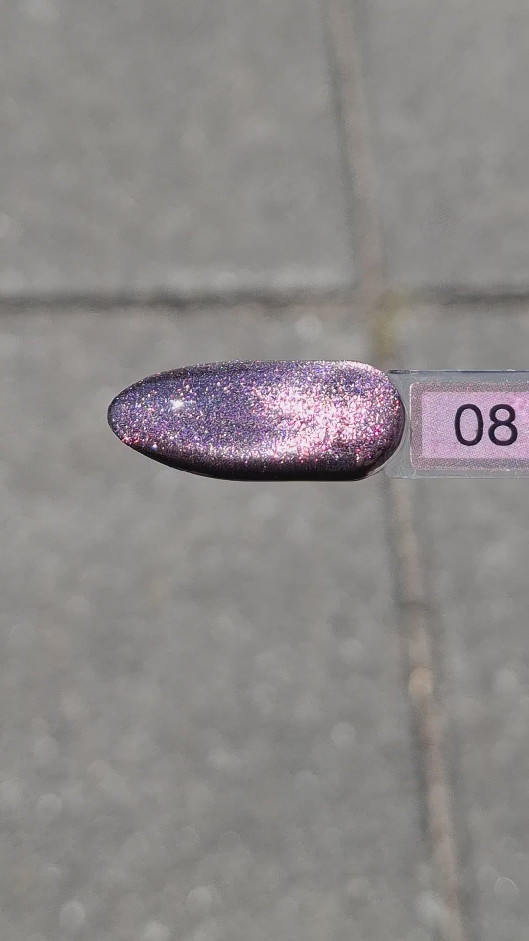 Quida Cat Eye Gelpolish 8 Mystic Plum - magnetisch donkerpaars cat eye-effect gelpolish aangebracht op nagels met magneet in het zonlicht, 15ml