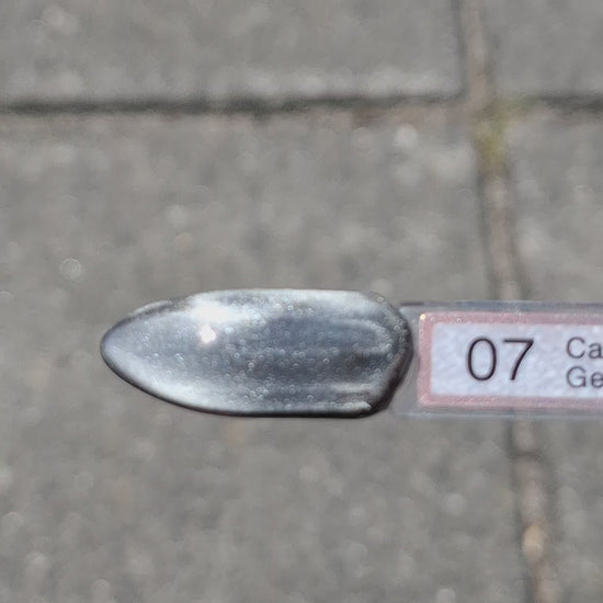 Quida Cat Eye Gelpolish 7 Starstruck - magnetisch zilver cat eye-effect gelpolish aangebracht op nagels met magneet in het zonlicht, 15ml