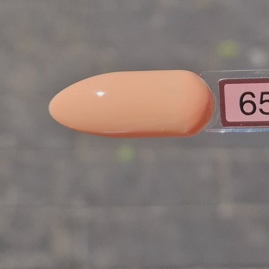 Quida Gelpolish 65 Peach Fuzz - delicate perzikroze gelpolish aangebracht op nagels, 15ml