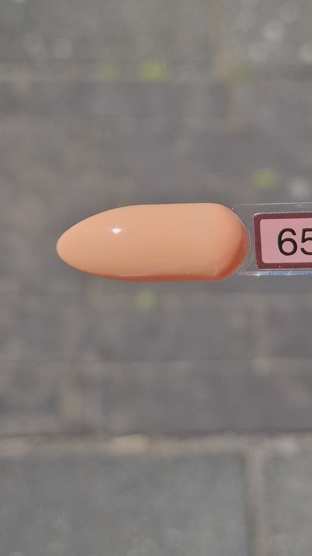 Quida Gelpolish 65 Peach Fuzz - delicate perzikroze gelpolish aangebracht op nagels, 15ml