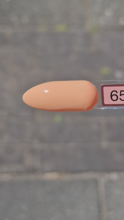 Quida Gelpolish 65 Peach Fuzz - delicate perzikroze gelpolish aangebracht op nagels, 15ml