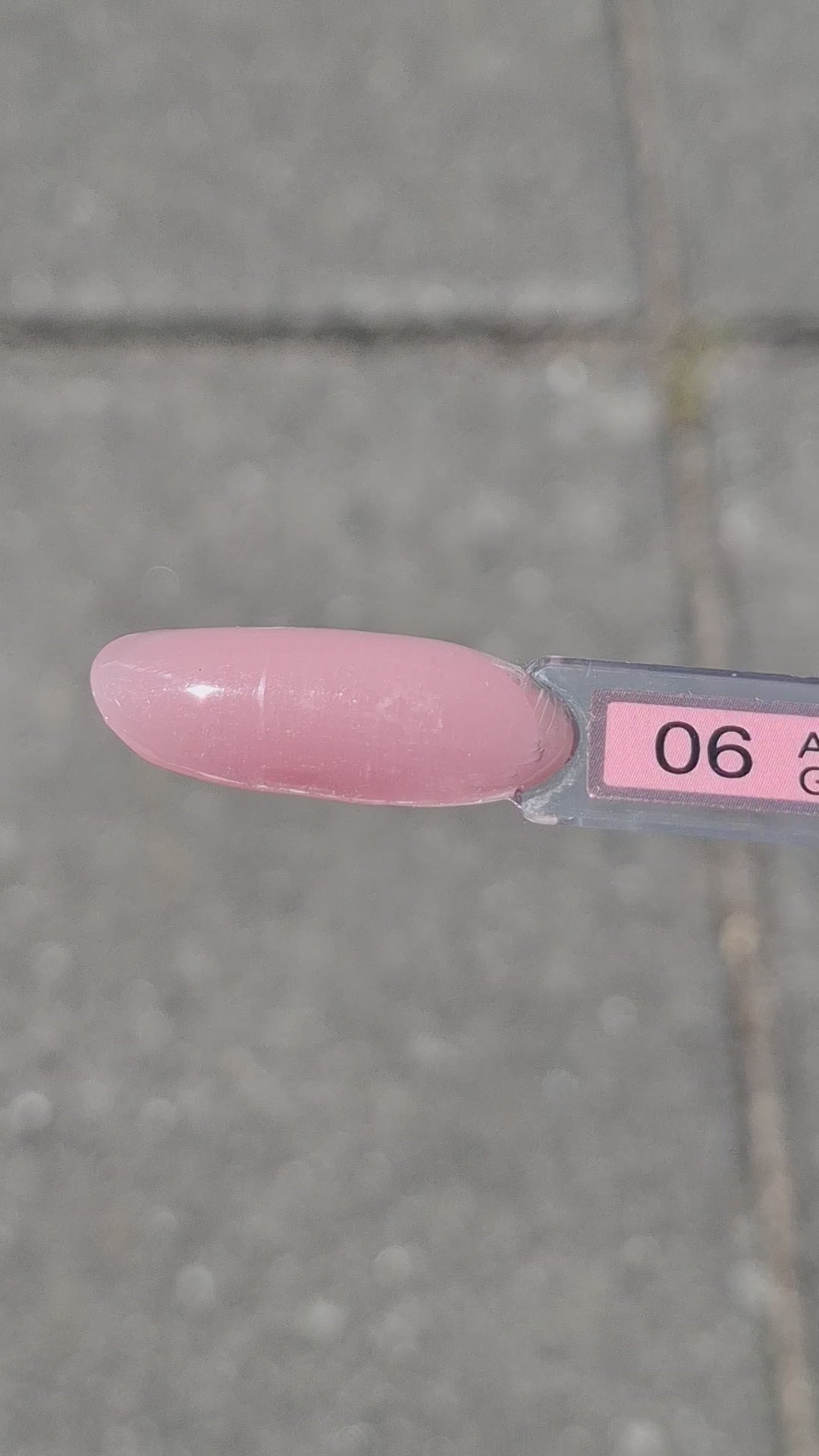 Quida Acrylgel 6 Adria - oudroze acrylgel tube 60gr in het zonlicht, textuur en consistentie zichtbaar