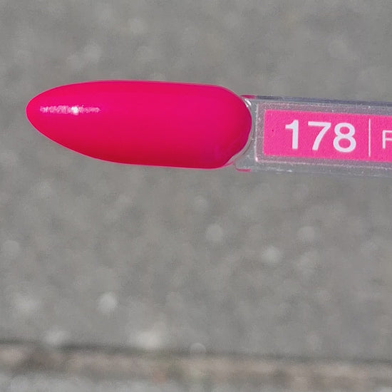 Quida Gelpolish 178 Fuchsia Pop - rijke volle fuchsia gelpolish aangebracht op nagels in de zon, 15ml