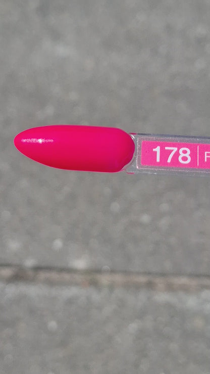 Quida Gelpolish 178 Fuchsia Pop - rijke volle fuchsia gelpolish aangebracht op nagels in de zon, 15ml
