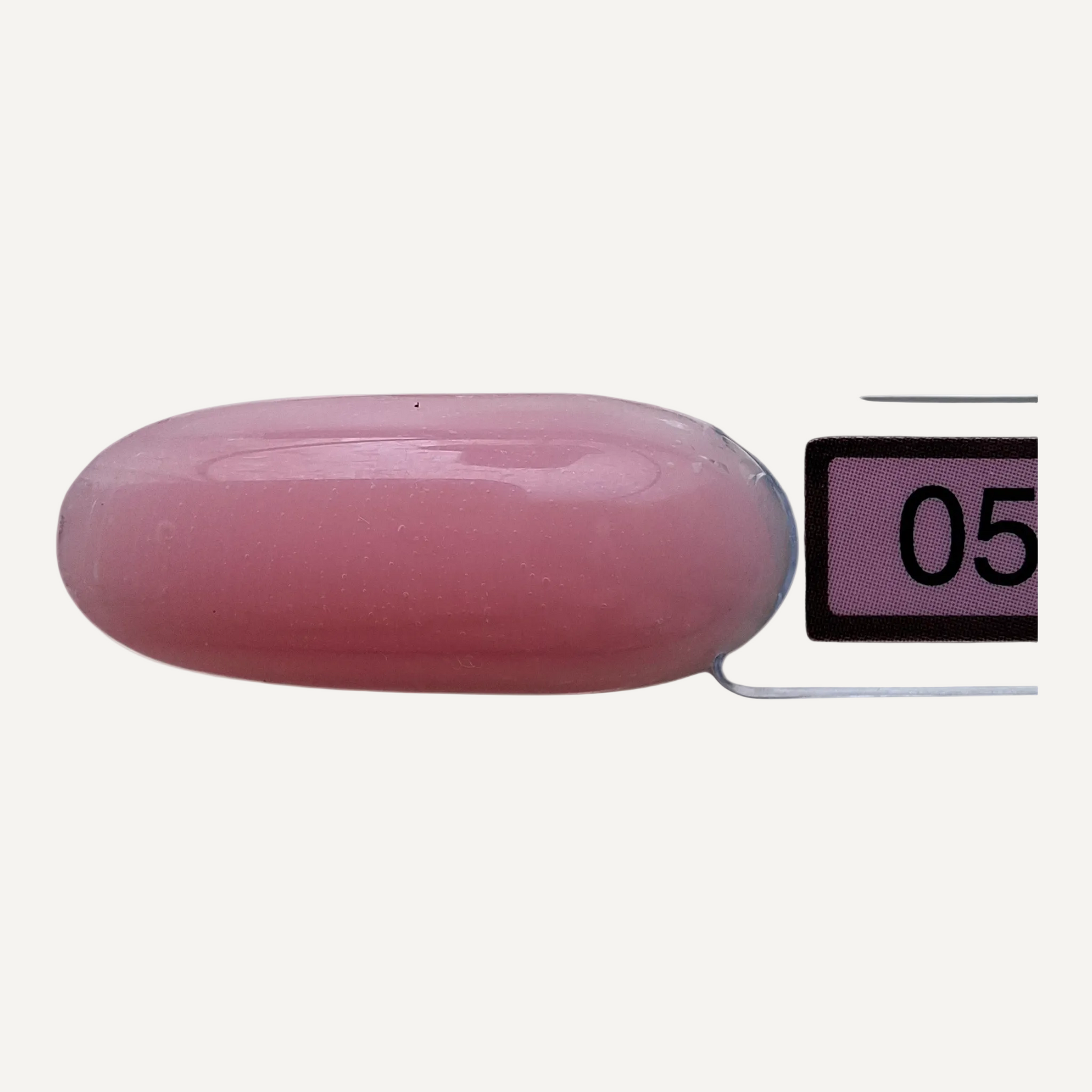 Quida Acrylgel 05 Sunna - warm roze nagelkleur swatch op nep nagel met kleurkaartje