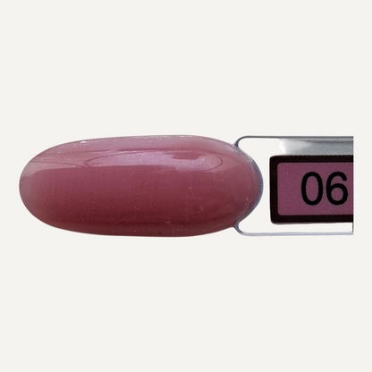 Quida Acrylgel 06 Adria - diep stoffig oudroze nagelkleur swatch op nep nagel met kleurkaartje