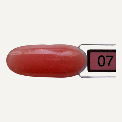 Quida Acrylgel 07 Cari - warme terracotta koraal nagelkleur swatch op nep nagel met kleurkaartje