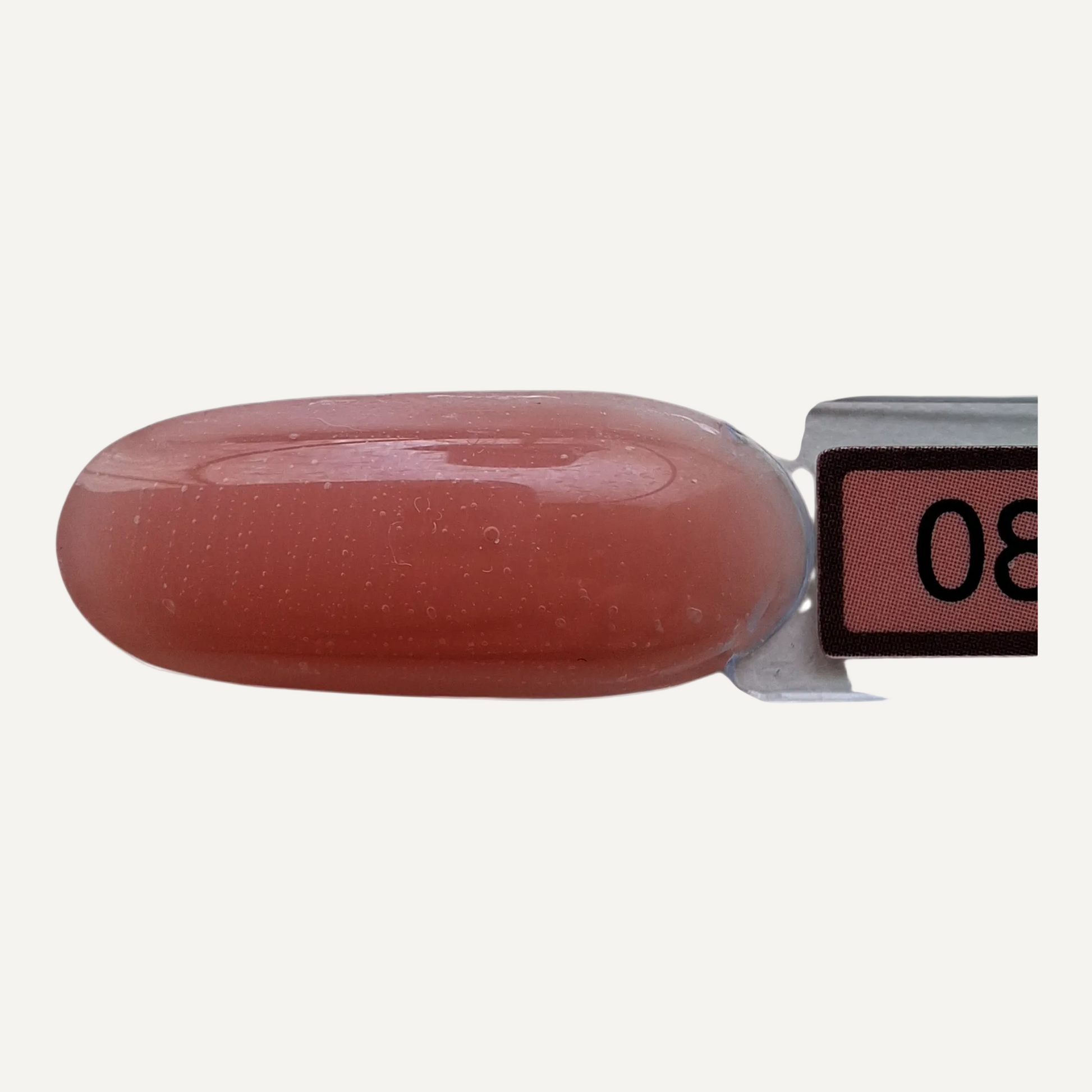 Quida Acrylgel 08 Kyla - chocoladebruin met roze ondertoon nagelkleur swatch op nep nagel met kleurkaartje