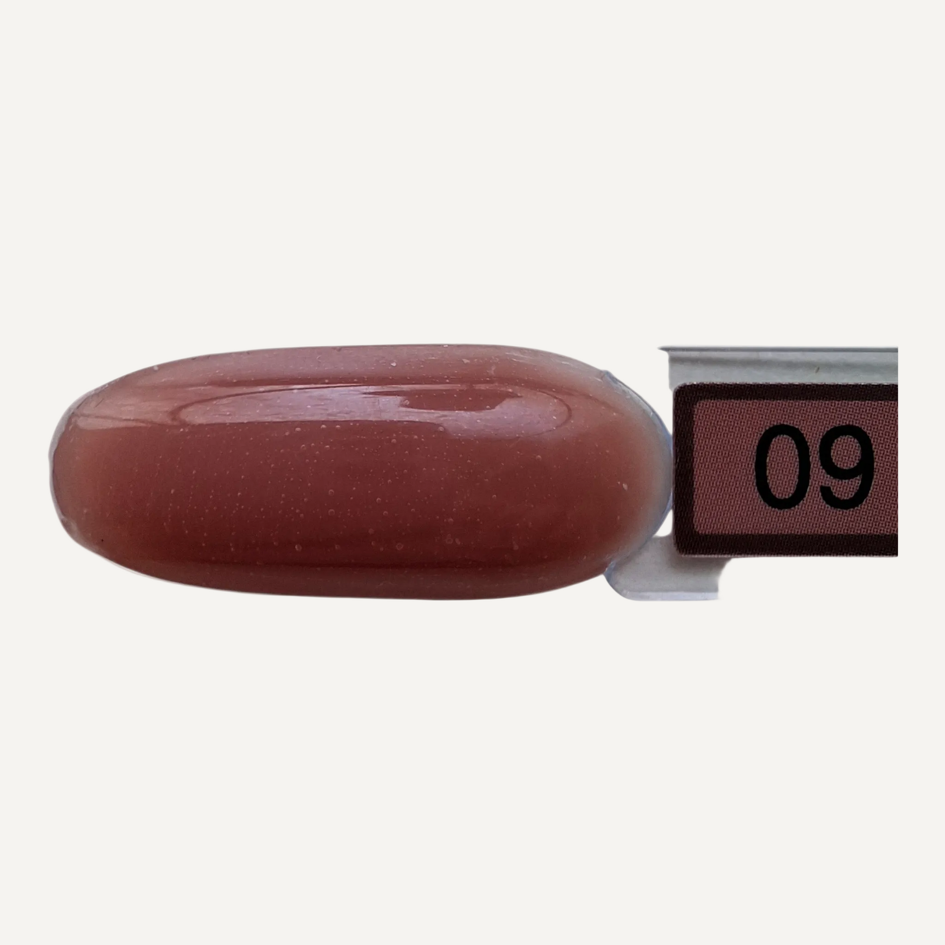Quida Acrylgel 09 Zoë - diepe roodbruin met mauve-ondertoon nagelkleur swatch op nep nagel met kleurkaartje